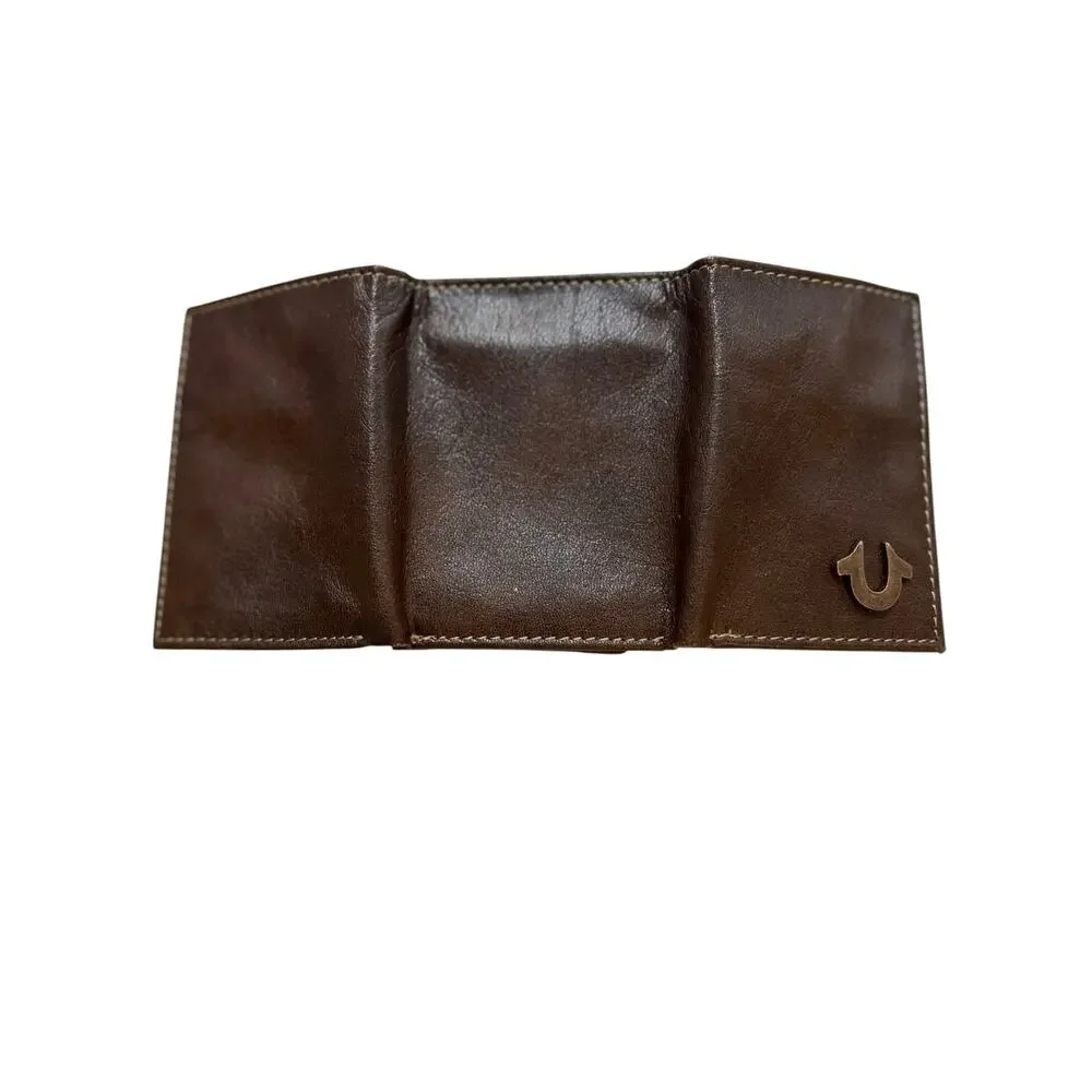 True Religion Mens Genuine Leather Wallet Desk Tray Boxed Gift Set Brown New